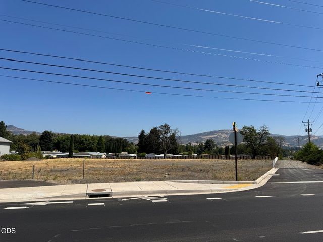 3459 S Pacific Highway, Phoenix, OR 97535