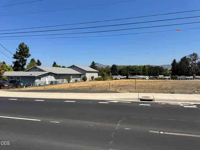 3459 S Pacific Highway, Phoenix, OR 97535