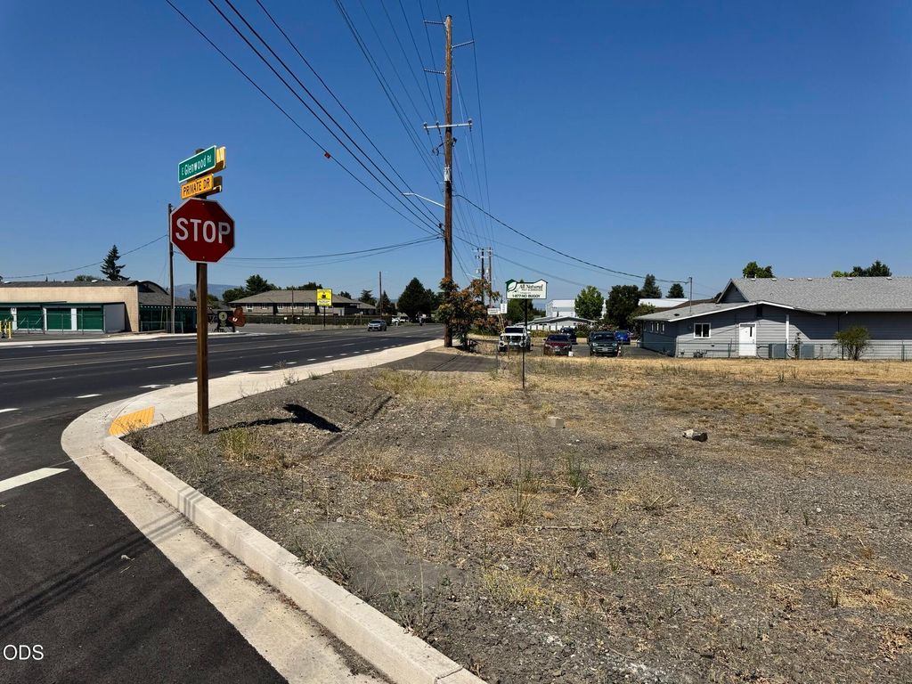3459 S Pacific Highway, Phoenix, OR 97535