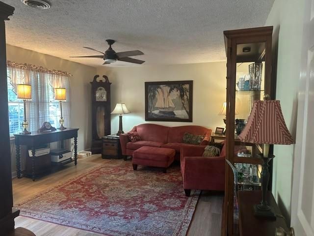 6147 Hughes Ln., Conway, SC 29526