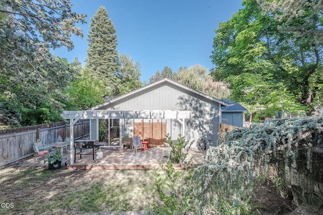 2653 NE Genet Court, Bend, OR 97701