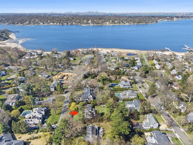 6 Luquer Road, Manhasset, NY 11030