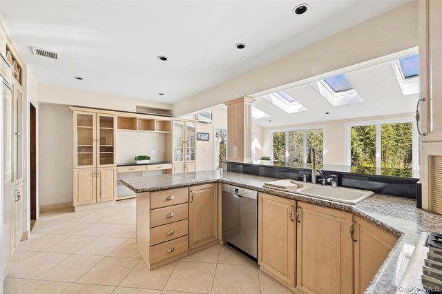 6 Luquer Road, Manhasset, NY 11030