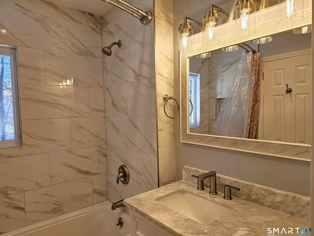 9 Putnam Lane 9, Avon, CT 06001