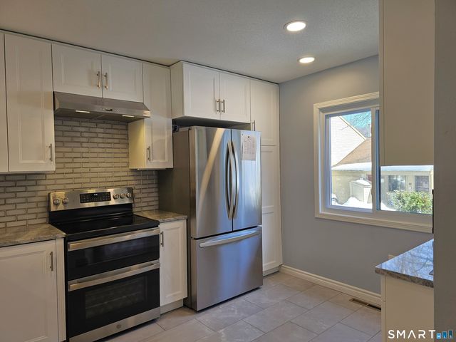 9 Putnam Lane 9, Avon, CT 06001