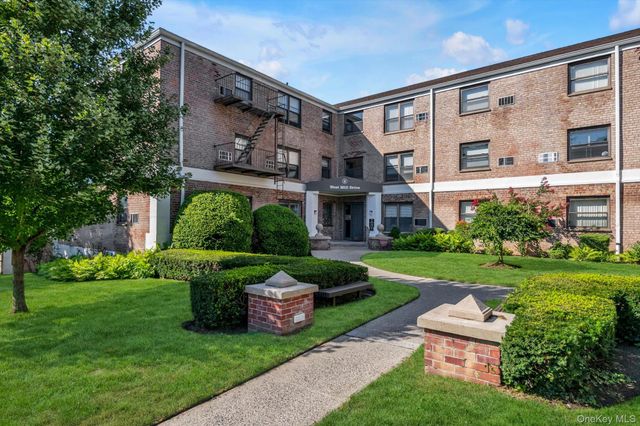 2 W Mill Drive 1B, Great Neck, NY 11021