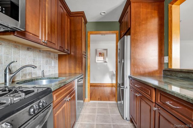 2 W Mill Drive 1B, Great Neck, NY 11021