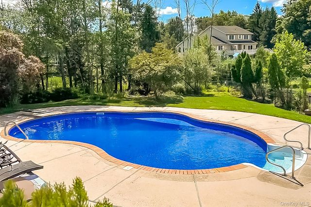 40 Cragmere Oval, New City, NY 10956