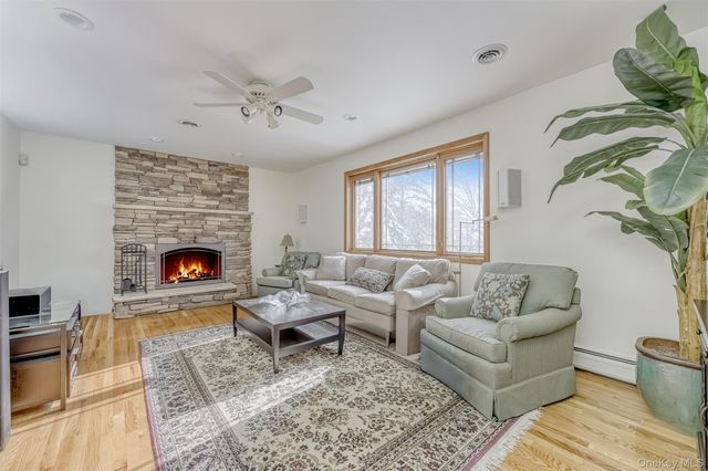 40 Cragmere Oval, New City, NY 10956