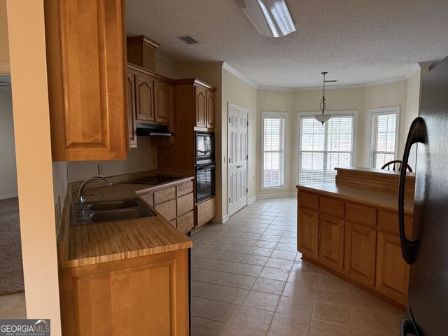 102 Oak Circle, Glennville, GA 30427