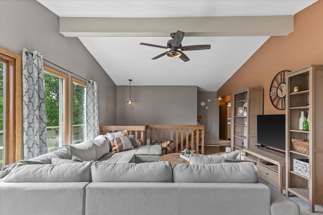W290S2811 Carmarthen DRIVE, Waukesha, WI 53188
