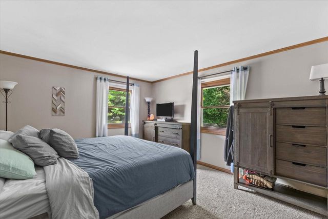 W290S2811 Carmarthen DRIVE, Waukesha, WI 53188