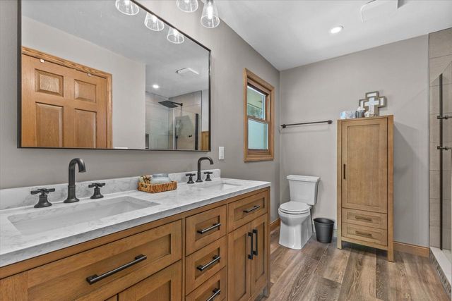 W290S2811 Carmarthen DRIVE, Waukesha, WI 53188