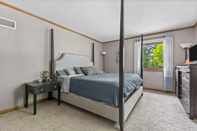 W290S2811 Carmarthen DRIVE, Waukesha, WI 53188
