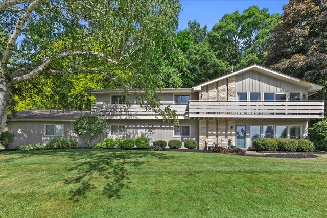 W290S2811 Carmarthen DRIVE, Waukesha, WI 53188