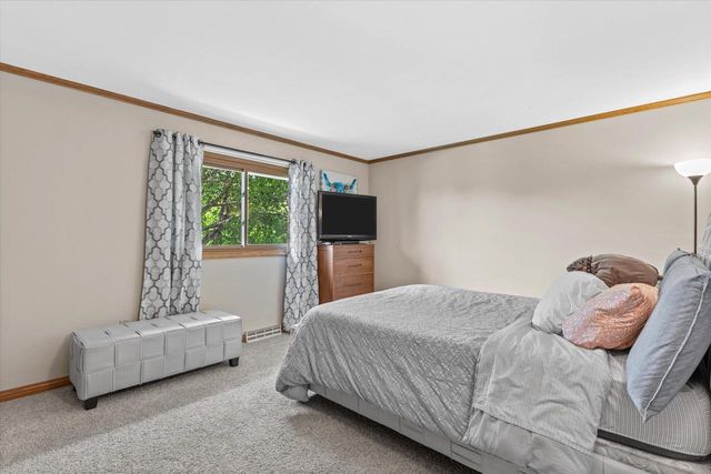 W290S2811 Carmarthen DRIVE, Waukesha, WI 53188