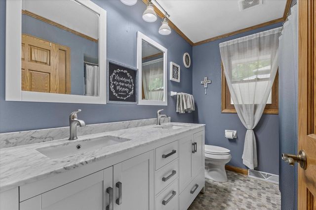W290S2811 Carmarthen DRIVE, Waukesha, WI 53188