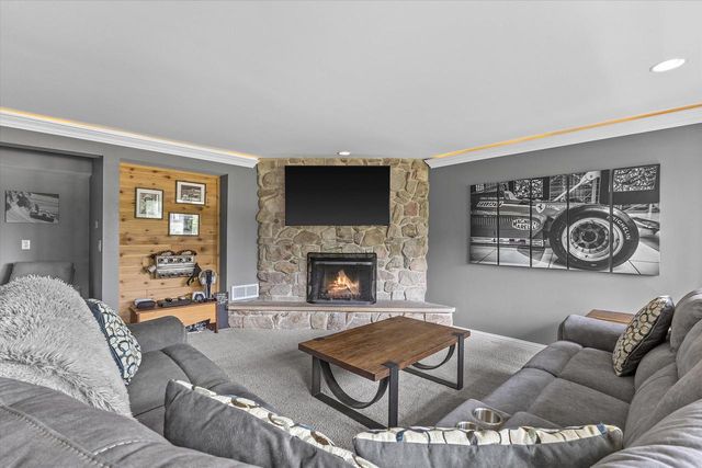 W290S2811 Carmarthen DRIVE, Waukesha, WI 53188