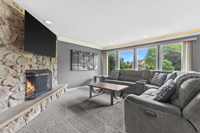 W290S2811 Carmarthen DRIVE, Waukesha, WI 53188