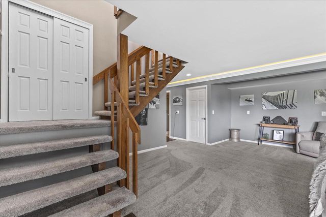 W290S2811 Carmarthen DRIVE, Waukesha, WI 53188