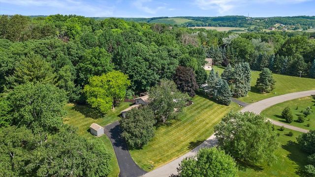 W290S2811 Carmarthen DRIVE, Waukesha, WI 53188