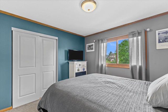 W290S2811 Carmarthen DRIVE, Waukesha, WI 53188