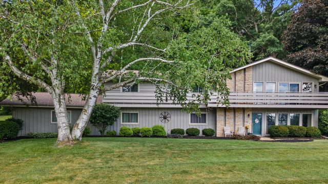 W290S2811 Carmarthen DRIVE, Waukesha, WI 53188