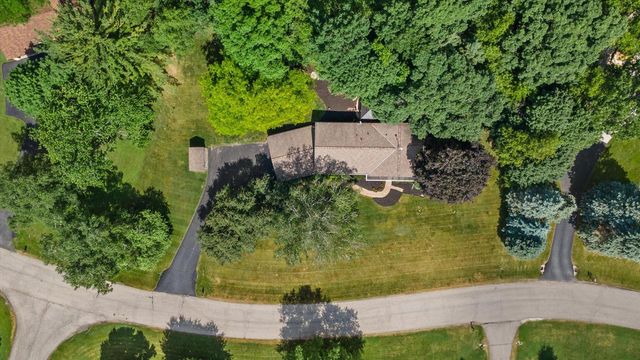 W290S2811 Carmarthen DRIVE, Waukesha, WI 53188