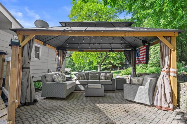 W290S2811 Carmarthen DRIVE, Waukesha, WI 53188