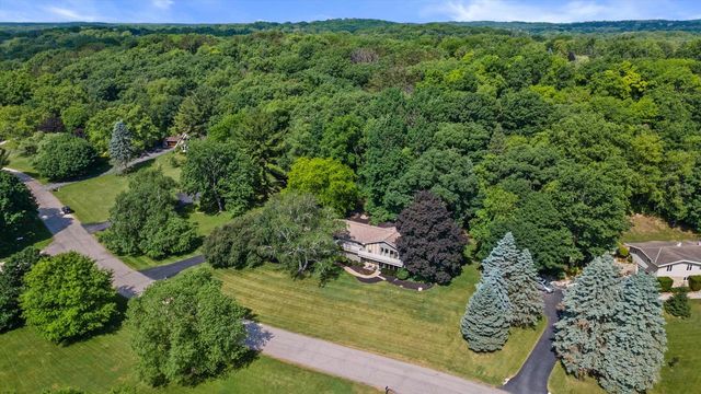 W290S2811 Carmarthen DRIVE, Waukesha, WI 53188