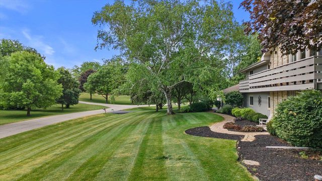 W290S2811 Carmarthen DRIVE, Waukesha, WI 53188