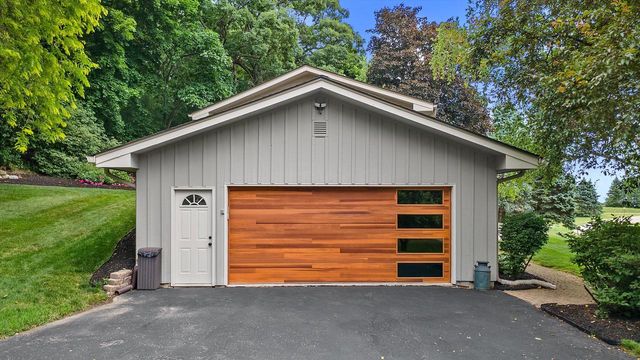W290S2811 Carmarthen DRIVE, Waukesha, WI 53188