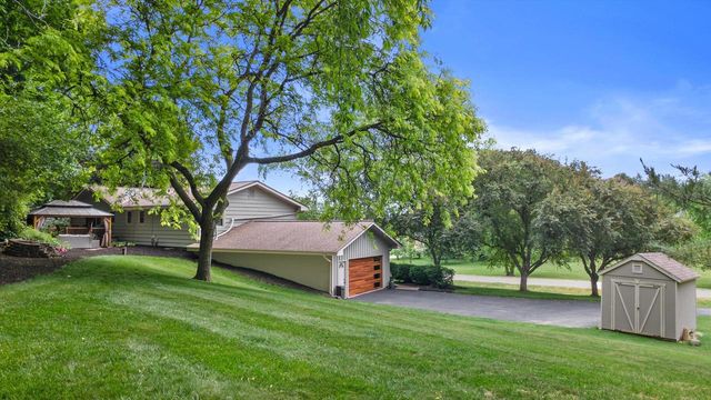 W290S2811 Carmarthen DRIVE, Waukesha, WI 53188