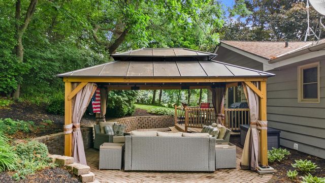 W290S2811 Carmarthen DRIVE, Waukesha, WI 53188