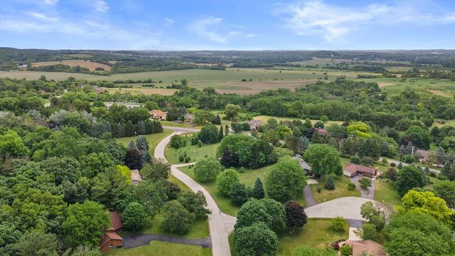 W290S2811 Carmarthen DRIVE, Waukesha, WI 53188