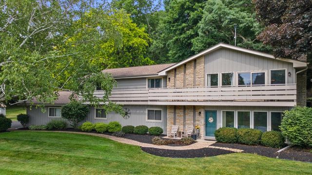 W290S2811 Carmarthen DRIVE, Waukesha, WI 53188