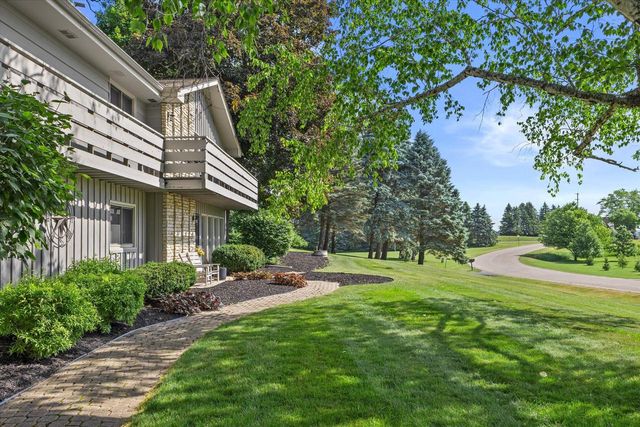 W290S2811 Carmarthen DRIVE, Waukesha, WI 53188