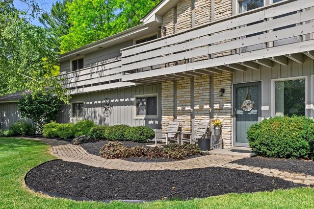 W290S2811 Carmarthen DRIVE, Waukesha, WI 53188