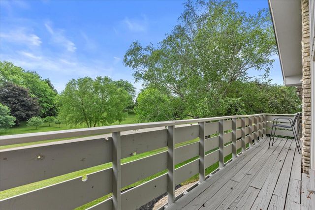 W290S2811 Carmarthen DRIVE, Waukesha, WI 53188