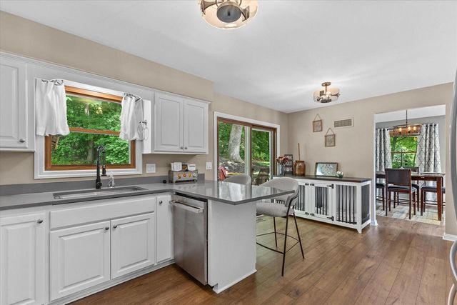 W290S2811 Carmarthen DRIVE, Waukesha, WI 53188