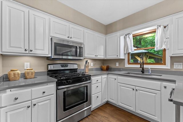 W290S2811 Carmarthen DRIVE, Waukesha, WI 53188