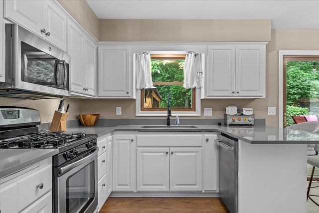 W290S2811 Carmarthen DRIVE, Waukesha, WI 53188