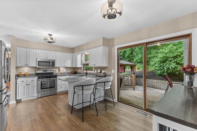 W290S2811 Carmarthen DRIVE, Waukesha, WI 53188