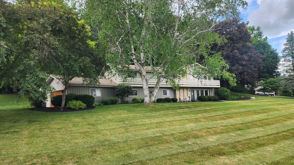 W290S2811 Carmarthen DRIVE, Waukesha, WI 53188