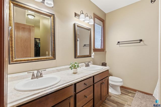 811 S Discovery Ave Avenue, Sioux Falls, SD 57106