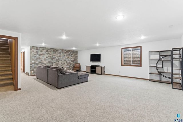 811 S Discovery Ave Avenue, Sioux Falls, SD 57106