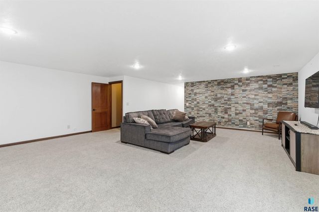 811 S Discovery Ave Avenue, Sioux Falls, SD 57106