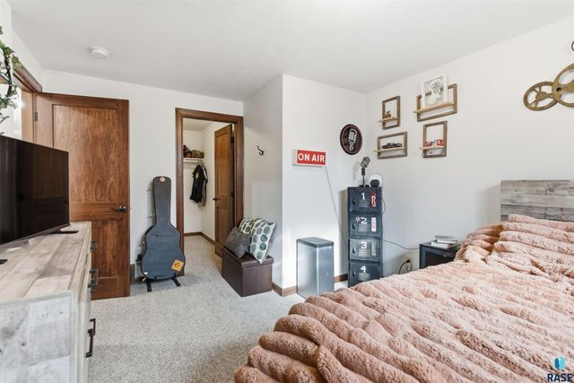 811 S Discovery Ave Avenue, Sioux Falls, SD 57106