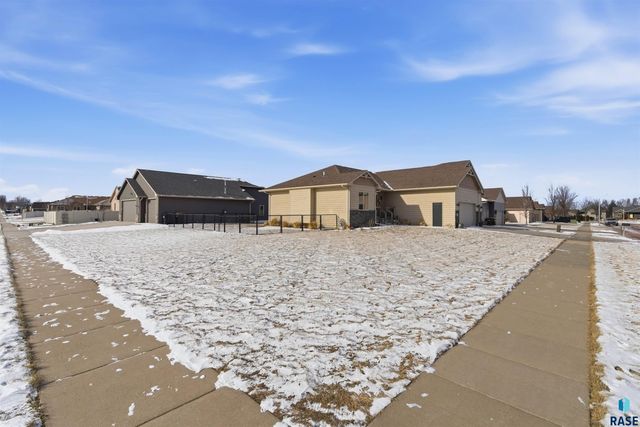 811 S Discovery Ave Avenue, Sioux Falls, SD 57106