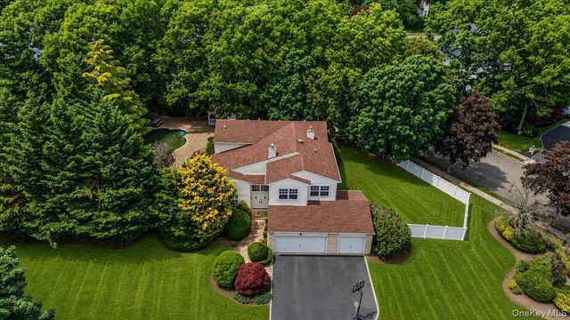 16 English Ivy Lane, Lake Grove, NY 11755